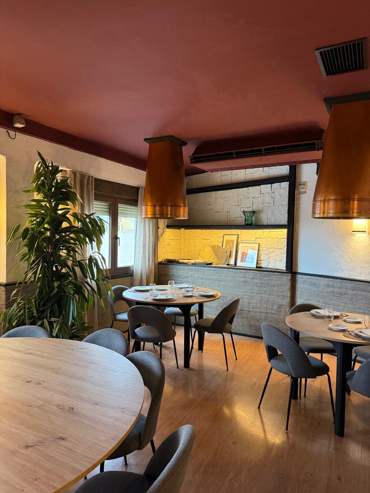 Interior elegante del restaurante La Pampa con iluminación cálida