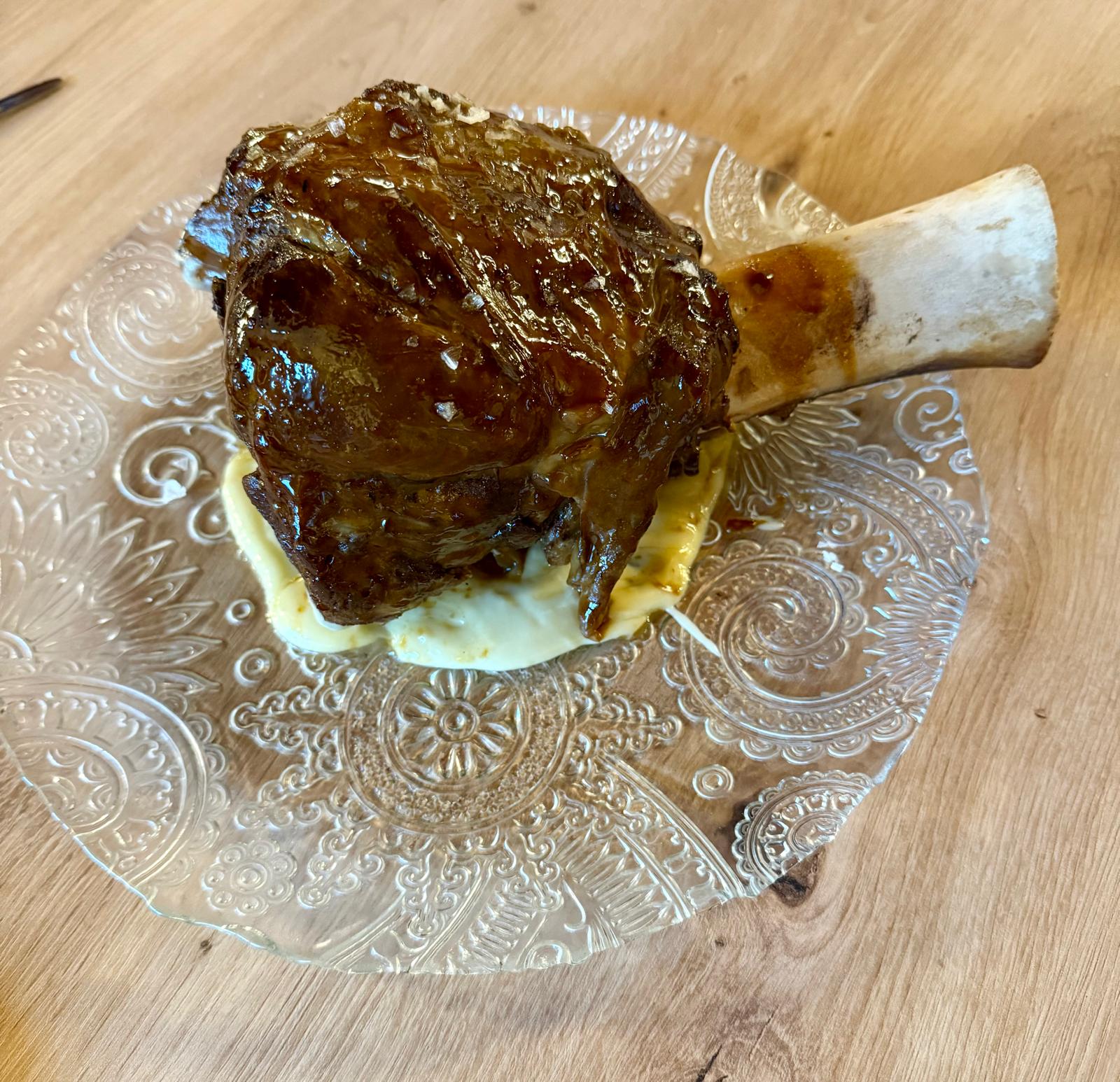 Plato servido con carne a la parrilla