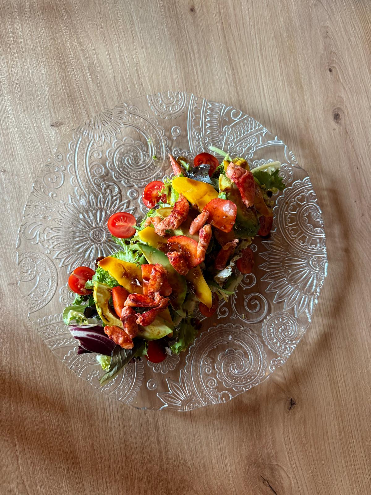 Plato servido con carne a la parrilla