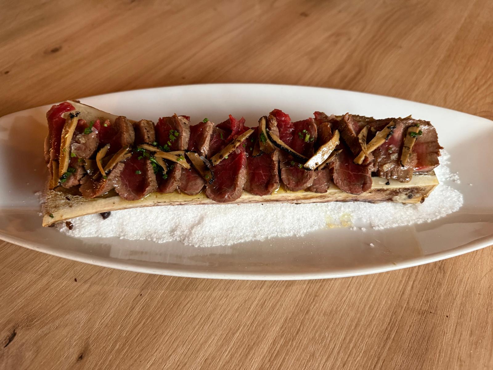 Detalle de tuétano a la brasa