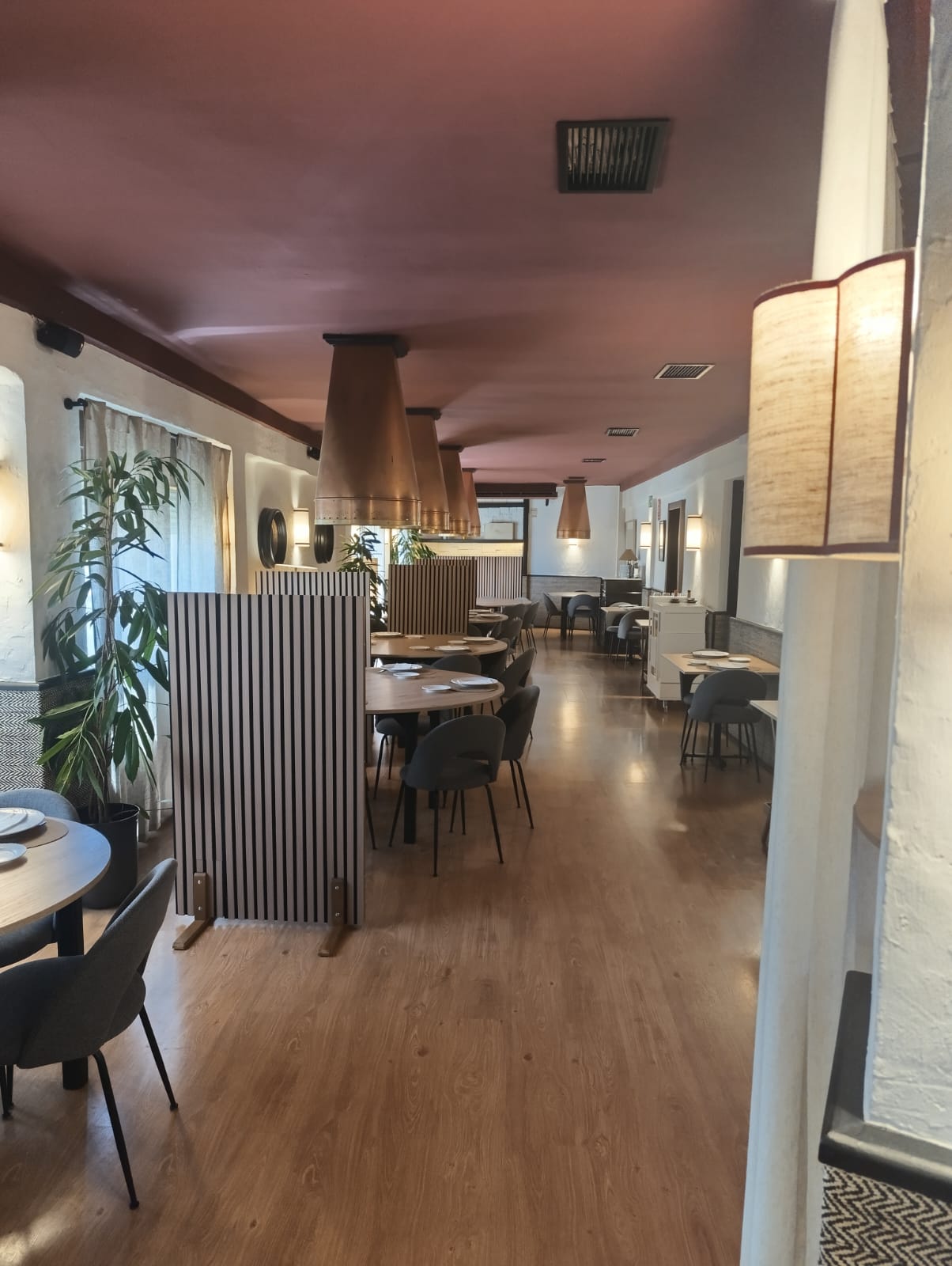 Salón del restaurante La Pampa con mesas preparadas